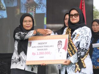Bupati Ela Serahkan Insentif Guru dan Tekankan Profesionalisme Pendidikan