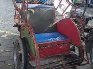 Becak Gowes Tertatih Merespon Zaman.