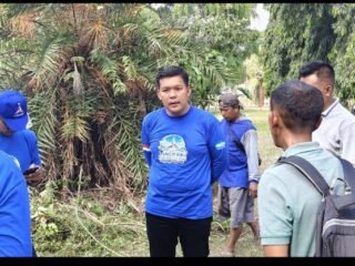 Kader Demokrat Lampung Timur Gotong Royong Bersihkan Islamic Center Sukadana di HUT ke-25