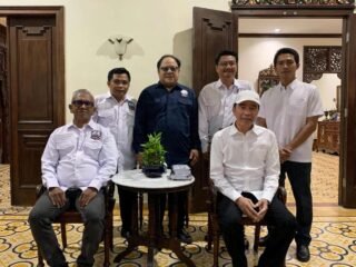 SAMBANGI KEDIAMAN JOKOWI DI SOLO, BMG MINTA RESTU UNTUK TERUS KAWAL GIBRAN HINGGA 2029