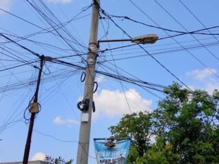 Sukadana “Dikepung” Kabel Optik, Tiang PLN Jadi Tumpangan Gratis Jaringan Internet Ilegal