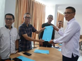 Wirahadikusumah dan Adi Kurniawan Resmi Ambil Formulir Calon Ketua PWI Lampung 2026–2031